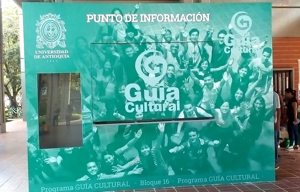 Impresión e instalación de adhesivos para kiosko informativo UDEA