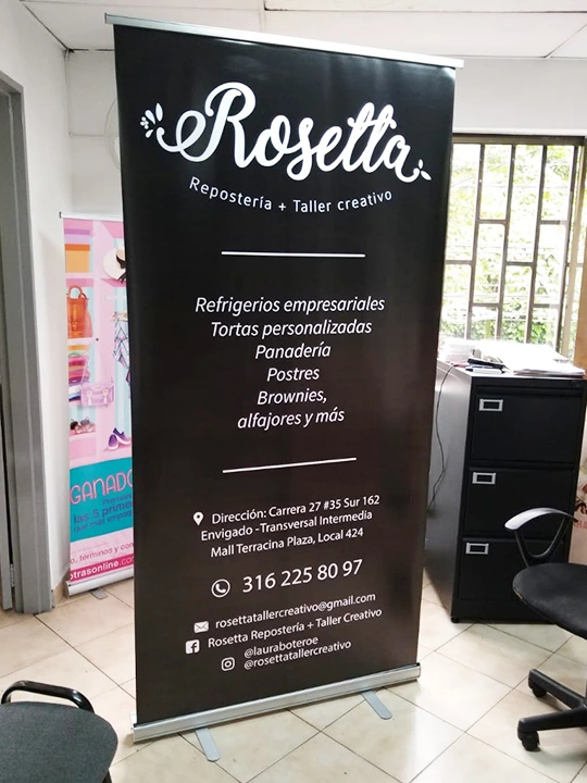 Impresión e instalación de pendón Rosetta, instalada en portapendón