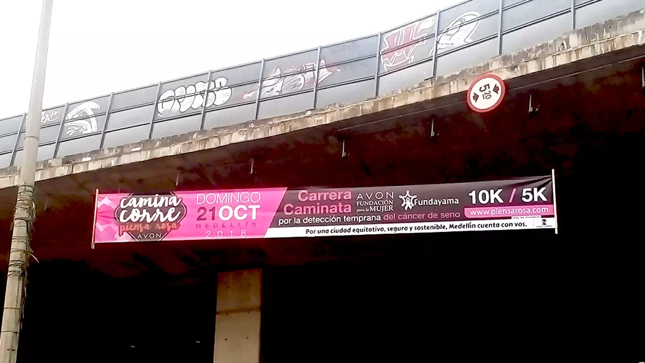 Impresión e instalación de pasacalles camina, corre, piensa en rosa.