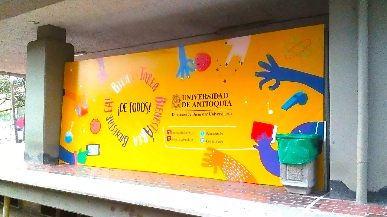 Producción e instalación de backing universidad de Antioquia en bastidor fijo