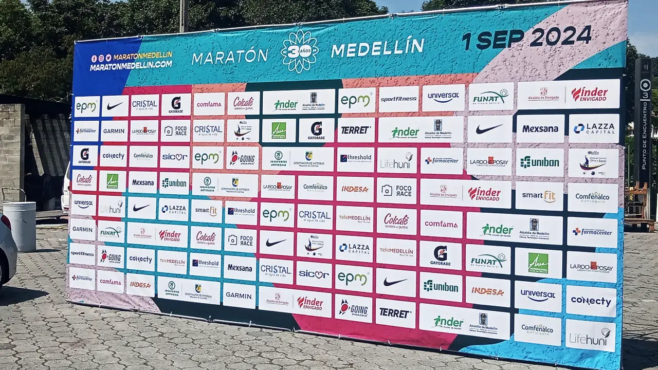 Impresión e instalación de backing en trimalla Maratón Medellín