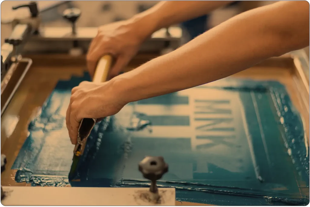 Imagen de persona estampando camisa con metodo screen