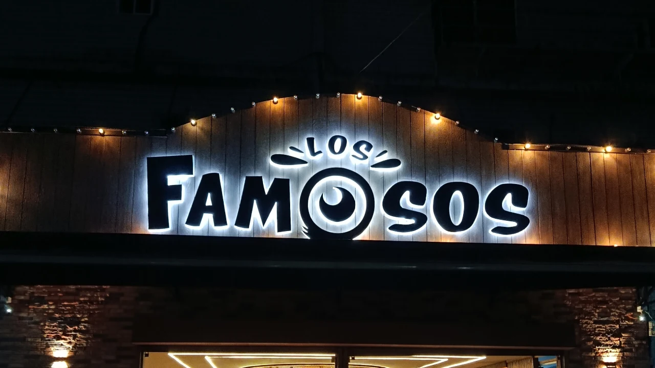 losfamosos letrasluminosa