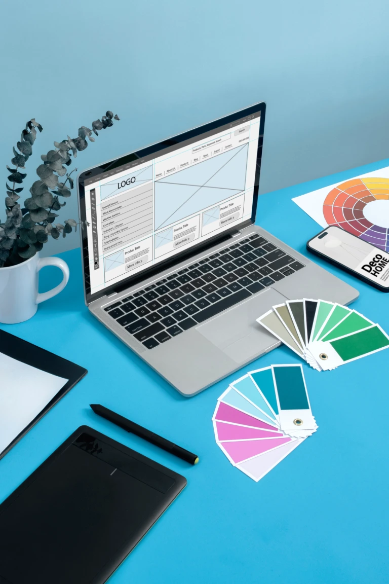 naturaleza muerta de una oficina de diseno grafico